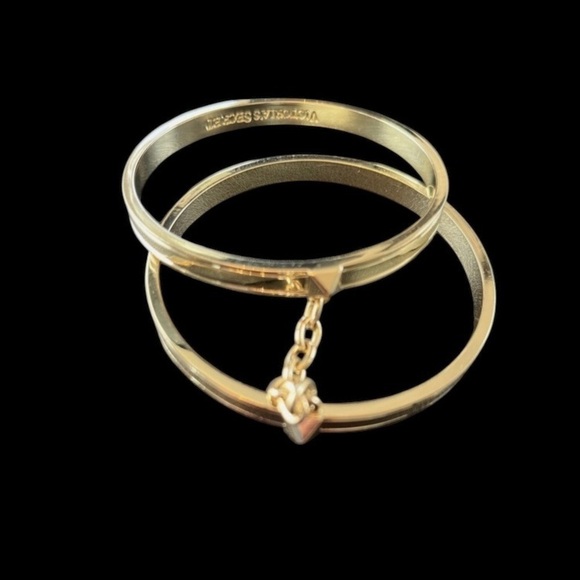 VICTORIAS SECRET-TWO GOLD TONE BANGLE BRACELETS CONNECTED BY A GOLD TONE CHAIN - Picture 1 of 5